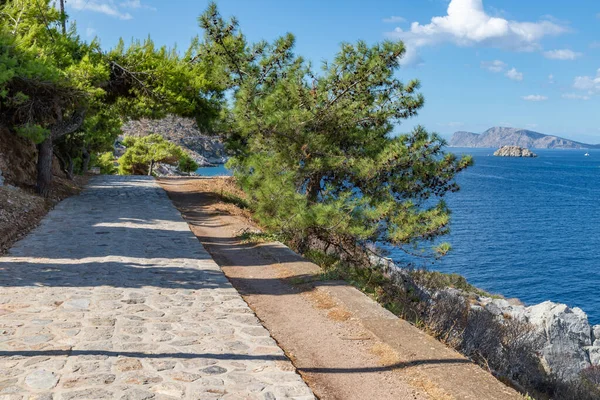 Walking path with vegetation and ocean in background in Hydra Is — Stock Photo, Image
