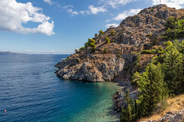 Hydra Adası 'nda kayalar ve bitkilerle dolu bir sahil.
