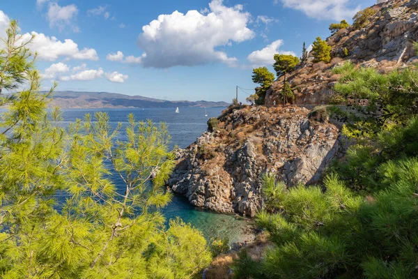 Strand mit Felsen und Vegetation auf der Insel Hydra — Stockfoto