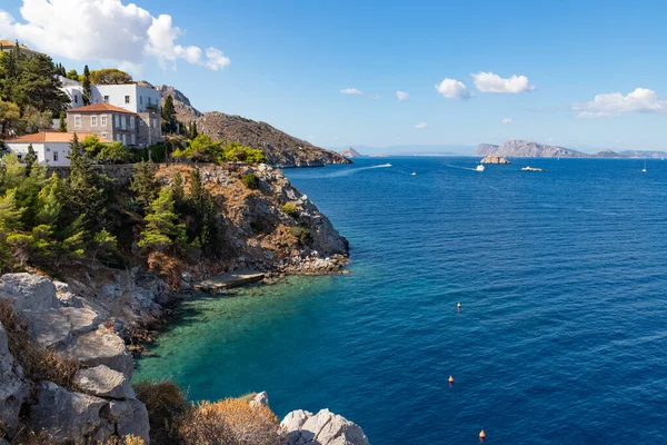 Beach with buildings, rocks and vegetation in Hydra Island — Stock Photo, Image