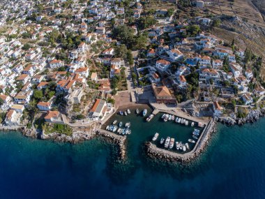 Hydra Adası 'ndaki Kamini köyünün, rıhtımın ve plajın havadan görüntüsü.