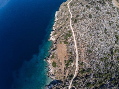 Hydra Adası 'ndaki sahil ve yürüyüş yolunun havadan görüntüsü.