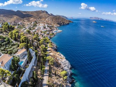 Hydra Adası 'ndaki Kamini köyünün hava görüntüsü.