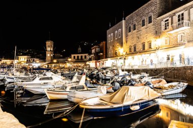 Hydra Adası 'ndaki teknelerin ve binaların gece ışıkları.