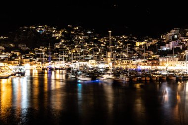 Hydra Adası 'ndaki teknelerin ve binaların gece ışıkları.