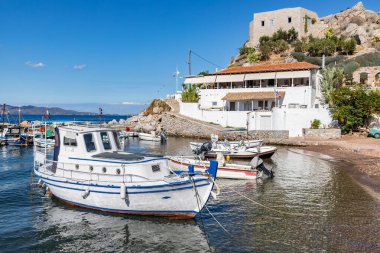 Hydra Adası 'ndaki Kamini sahilinin etrafındaki tekne ve binalar.