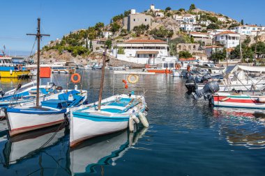 Hydra Adası 'ndaki Kamini sahilinin etrafındaki tekne ve binalar.