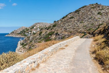 Hydra Adası 'ndaki Kamini plajına doğru yürü.