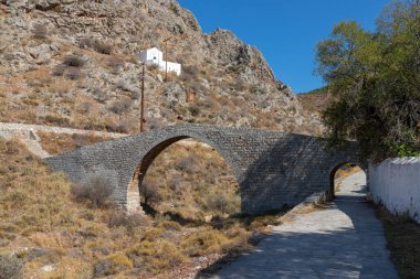 Hydra Adası 'ndaki Vlychos Sahili' ne yakın bir taş köprü.