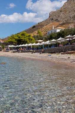 Hydra Adası 'ndaki Dağ ve Vlychos Plakes Sahili