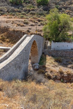 Hydra Adası 'ndaki Vlychos Sahili' ne yakın bir taş köprü.