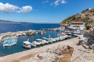 Hydra Adası 'ndaki Kamini sahilinin etrafındaki tekne ve binalar.