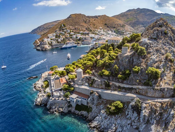 Hydra Adası 'ndaki Hydra kasabasının havadan görüntüsü.
