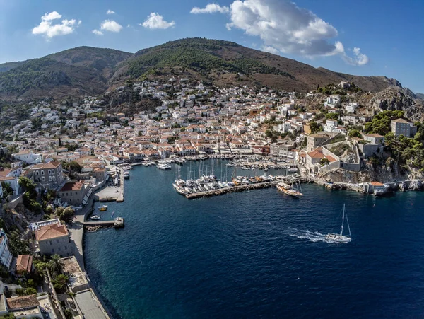 Hydra Adası 'ndaki Hydra kasabasının havadan görüntüsü.