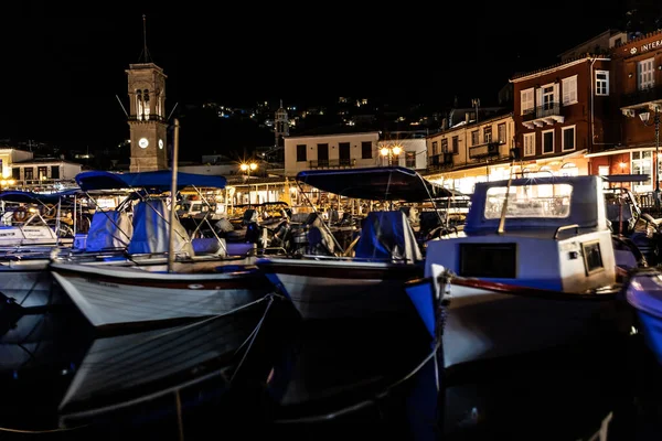 Nattljus på båtar och byggnader runt piren i Hydra Island — Stockfoto
