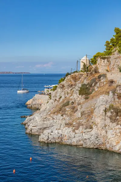 Boat and cliff with Wind mill in Hydra Island — Stock Photo, Image