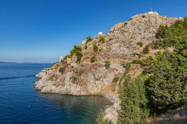 Beach with rocks and vegetation in Hydra Island — Stock Photo, Image