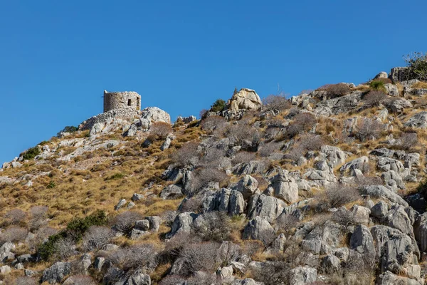 Ruinas de un antiguo molino de viento cerca del pueblo de Kamini en la isla Hydra — Foto de Stock