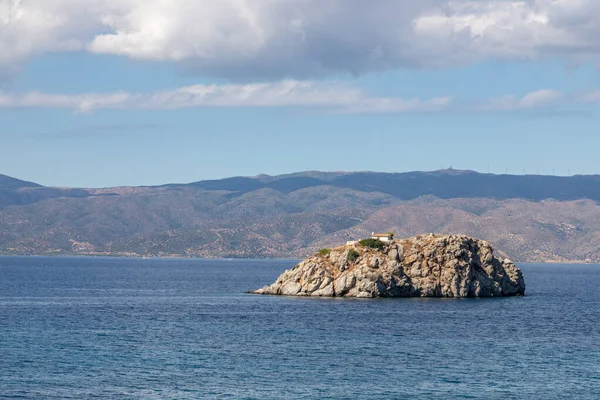 Church in a small island in front of  Vlychos Plakes Beach in Hy — Stock Photo, Image