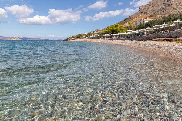 ヒドラ島にある山とVlychos Plakes Beach — ストック写真