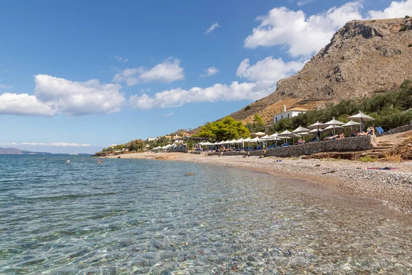 Spiaggia di montagna e Vlychos Plakes nell'isola di Hydra — Foto Stock