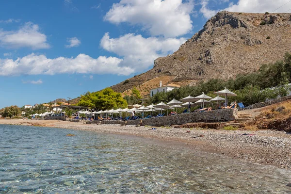 Montaña y Vlychos Plakes Playa en Isla Hydra — Foto de Stock