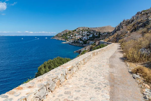 Hydra Adası 'ndaki Kamini plajına doğru yürü.