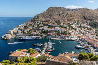 Hydra Adası 'ndaki rıhtımda binaların ve teknelerin olduğu şehir manzarası