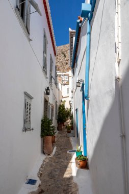 Hydra Adası 'ndaki evler arasında yürüyüş yolu
