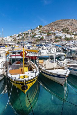 İskelede tekneler, Hyd 'de evler ve binalar var.