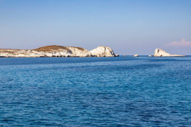 Sarakiniko plajbeyaz kayalıklar