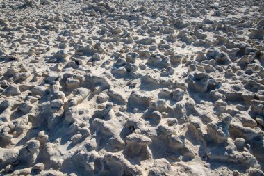 Sarakiniko sahilindeki kumsal yapısı