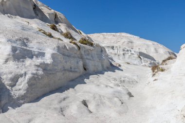 Sarakiniko plajbeyaz kayalıklar