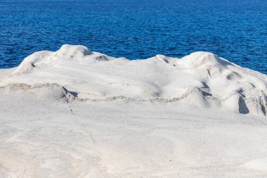 Sarakiniko sahilinde beyaz kayalar ve kum