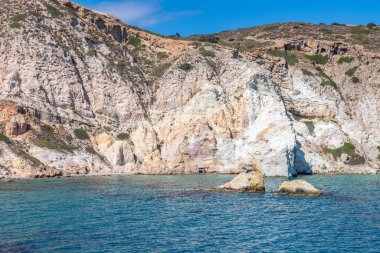 Firopotamos sahilinde kayalar ve kumlar