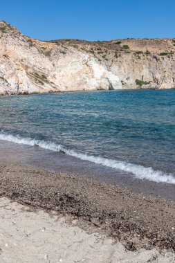 Firopotamos sahilinde dalgalar, kayalar ve kum