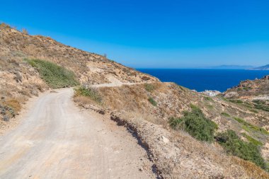 Firopotamos plajına giden yol kilise, ev ve uçurumlarla dolu.