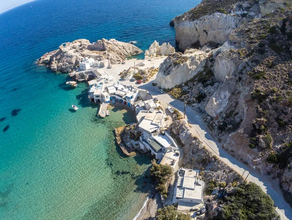 Firopotamos Strand mit Kirche, Häusern und Klippen — Stockfoto