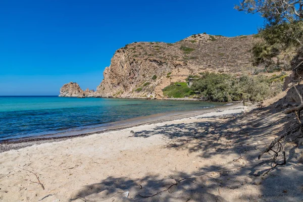 Plathiena Strand mit Klippen und Vegetation — Stockfoto