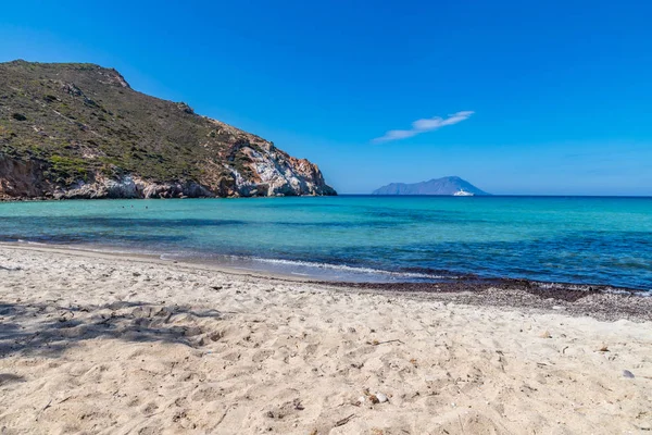 Plathiena Strand mit Klippen und Vegetation — Stockfoto