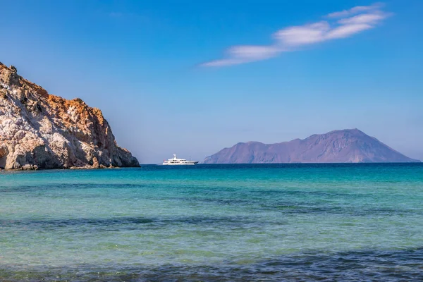 Plathiena beach with cliffs, island and a Yacht — Stock Photo, Image