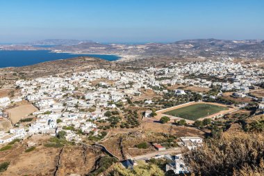 Yolları, plajları, uçurumları ve Plaka Vill 'deki evleri gösteren hava manzarası.