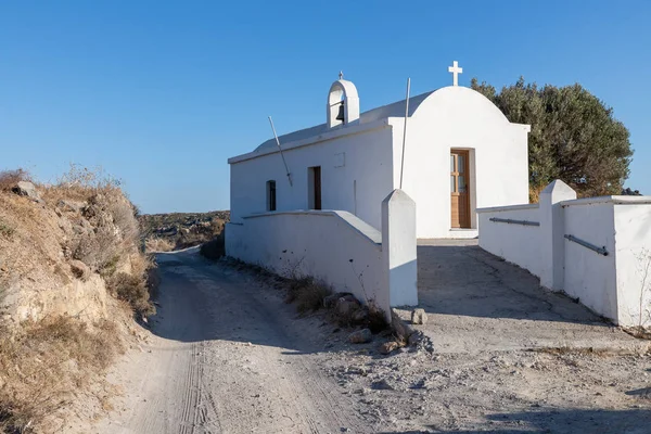 Μικρή εκκλησία στον παλιό δρόμο προς το χωριό Πλάκα — Φωτογραφία Αρχείου