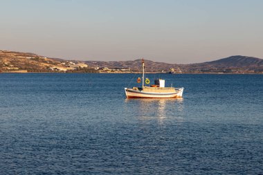 Milos 'ta bir körfezde balıkçı tekneleri