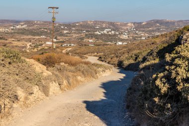 Evler, küçük dağlar, vadi ve Milos 'taki tipik bitki örtüsü.