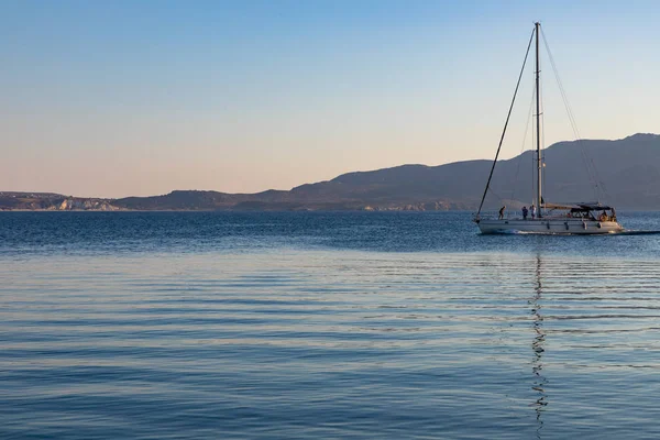 Sail boat navigating in a bay in Milos — Stock Photo, Image