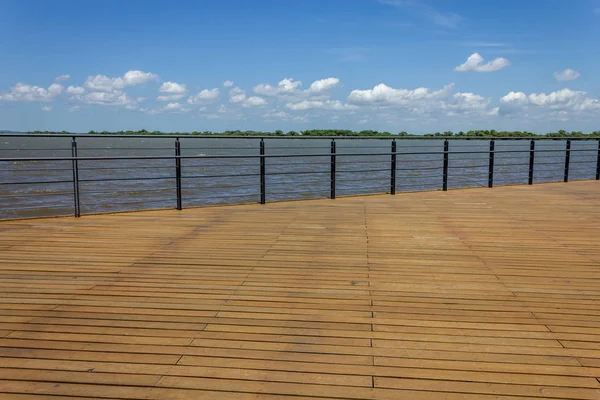 Sendero sobre el lago en la orilla de Guaiba — Foto de Stock