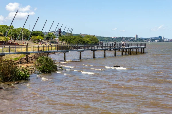 Sentiero a piedi sul lago sulla riva di Guaiba — Foto Stock