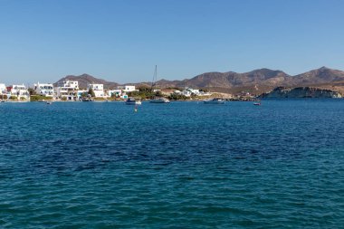 Polonya köyündeki sahilde temiz su ve binalar.