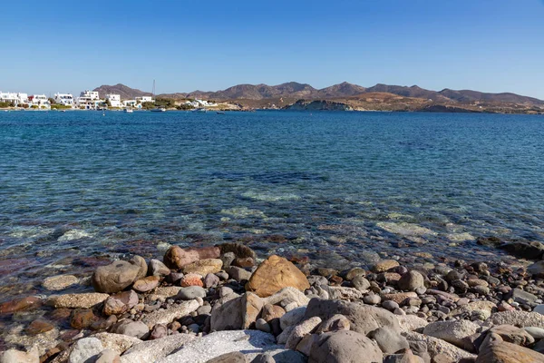 Rochers, montagnes et bâtiments à la plage dans le village de Pollonia — Photo